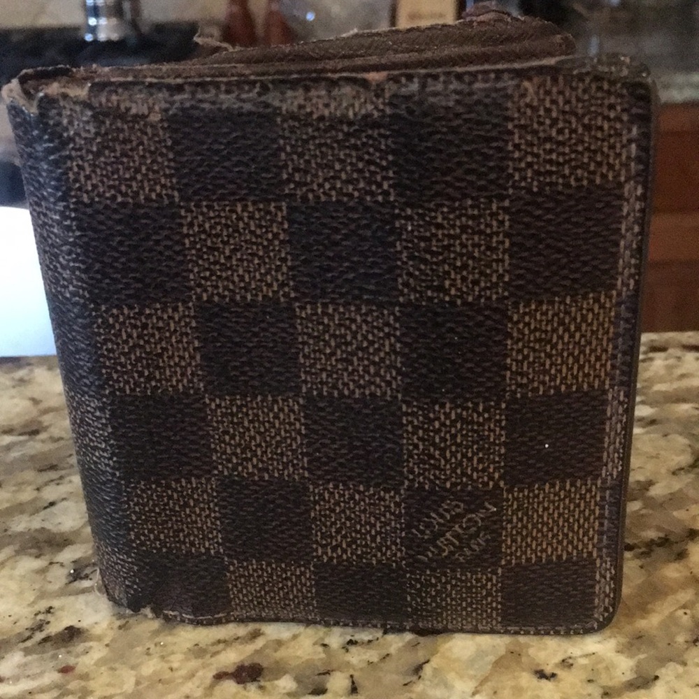 Used men’s Louis Vuitton wallet - Picture 2 of 5